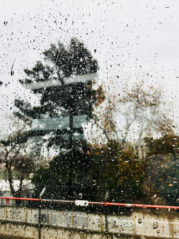 雨点落在电车窗户上