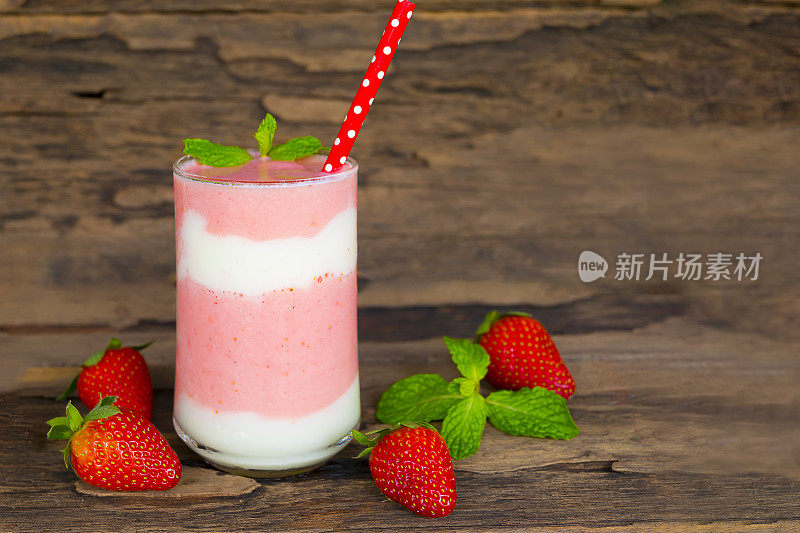 草莓奶昔，酸奶，果汁和草莓