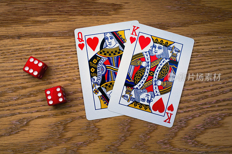 红心国王和王后和两个红骰子和双6