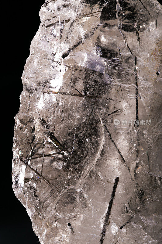 岩石晶体石英晶洞与黑色电气石地质晶体孤立在黑色上