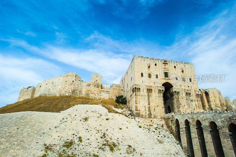阿勒颇城堡，一个大型的中世纪防御宫殿，阿勒颇古城，叙利亚北部。
