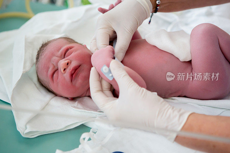 新生儿出生后立即接受检查