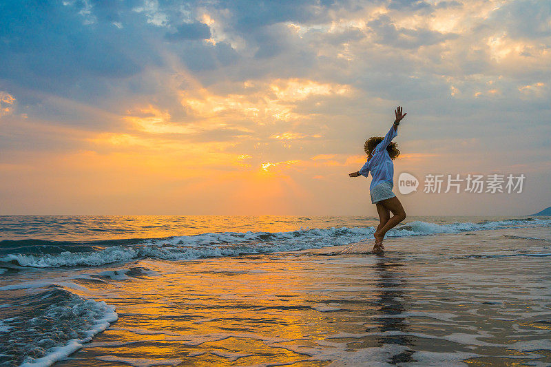 女人正奔向大海