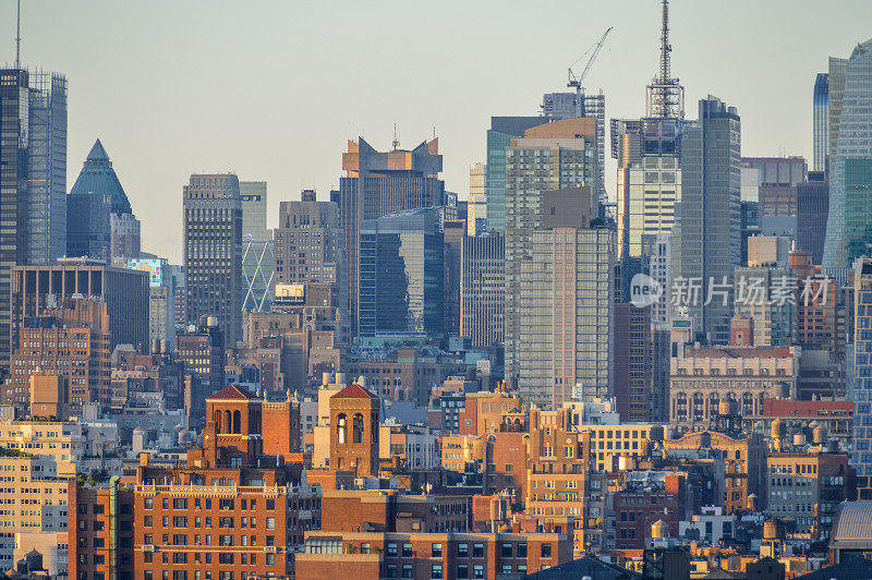 日落时分的纽约天际线和城市景观