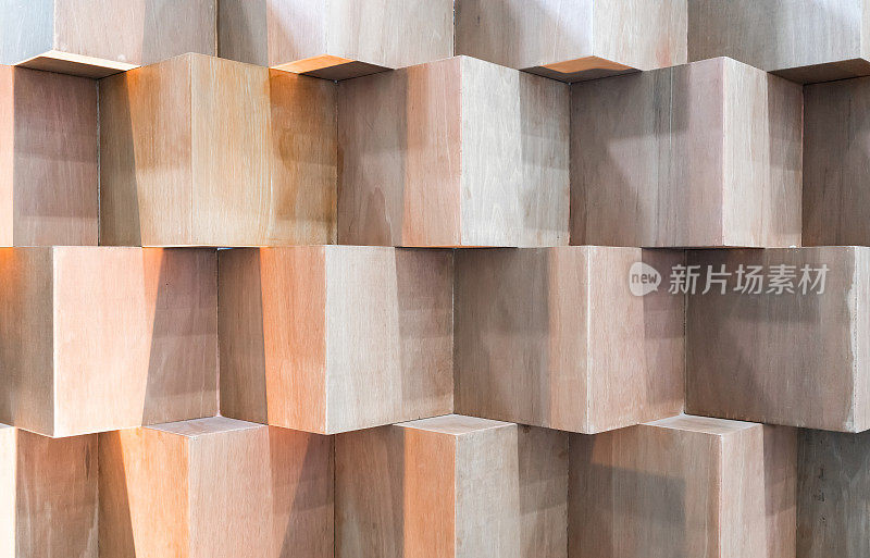 木制的立方体盒子创造了抽象的几何墙