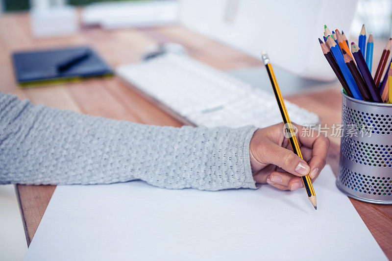 女人用铅笔在白纸上手绘