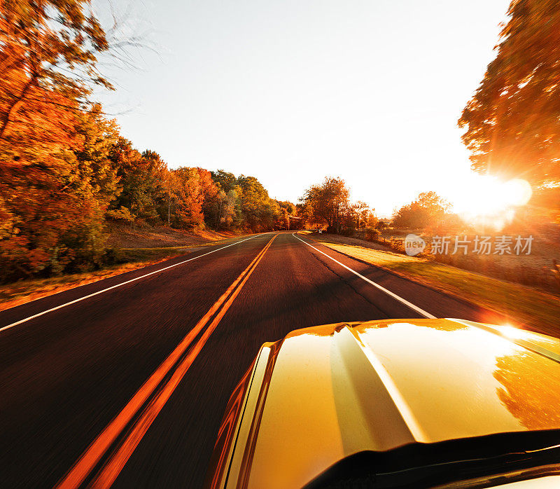 新汉普郡公路上的汽车