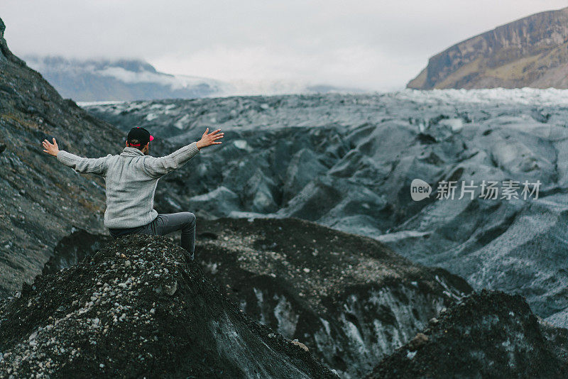 人看Skaftafellsjökul冰川在山上