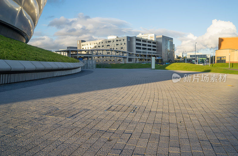 城市里空荡荡的广场和现代建筑