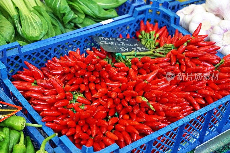 在食品市场买的红辣椒。慕尼黑,巴伐利亚。