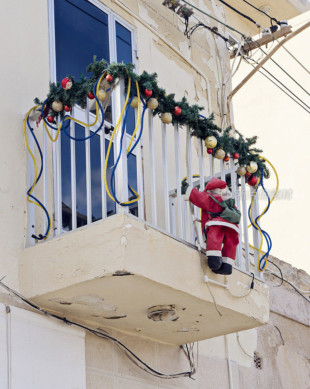 阳台上装饰着圣诞花环。
