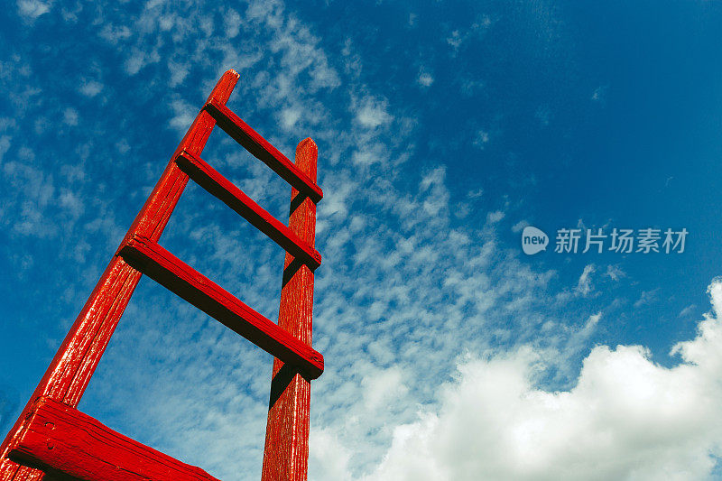 红色的木楼梯映衬着蓝色的天空。发展动力企业事业天堂成长理念