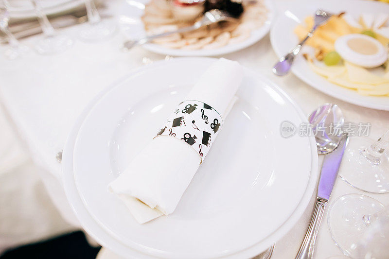 美丽的婚礼餐桌设置装饰鲜花和桌子号码上的旧黑胶唱片
