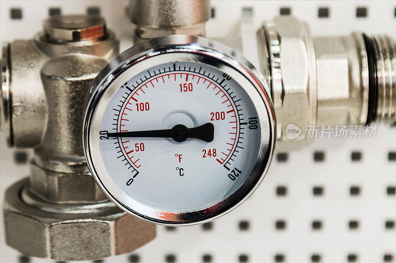 安装在水或气体系统中的测量压力表