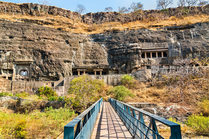 阿旃陀石窟的瓦格胡尔河上的桥。印度马哈拉施特拉邦
