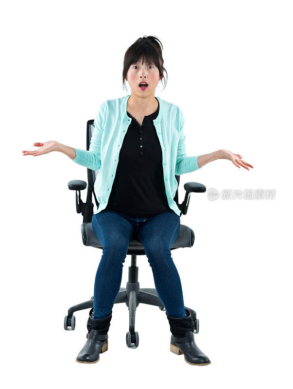 女人坐在办公椅上伸开双臂