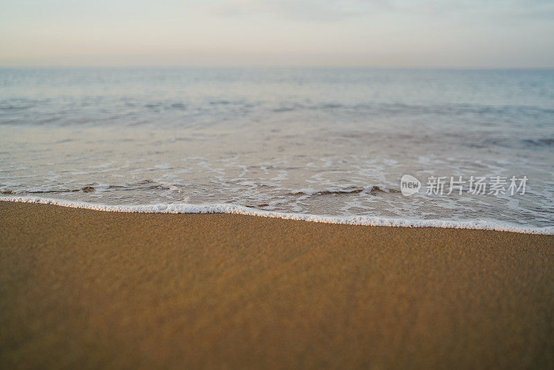 沙滩上海浪般的海水