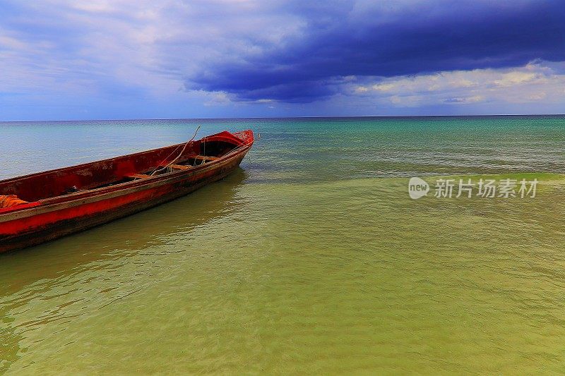 渔船停泊-海滩与暴风雨云在地平线-内格里尔-牙买加