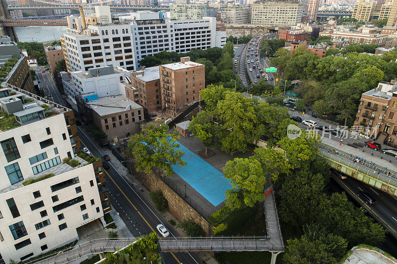 顶部直接俯瞰布鲁克林高地的现代屋顶花园，滨水滨水区和布鲁克林大桥公园