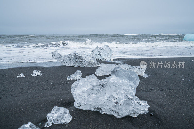 著名的黑沙滩，冰岛Jokulsarlon的钻石海滩