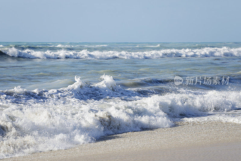 加勒比海滩上的海浪