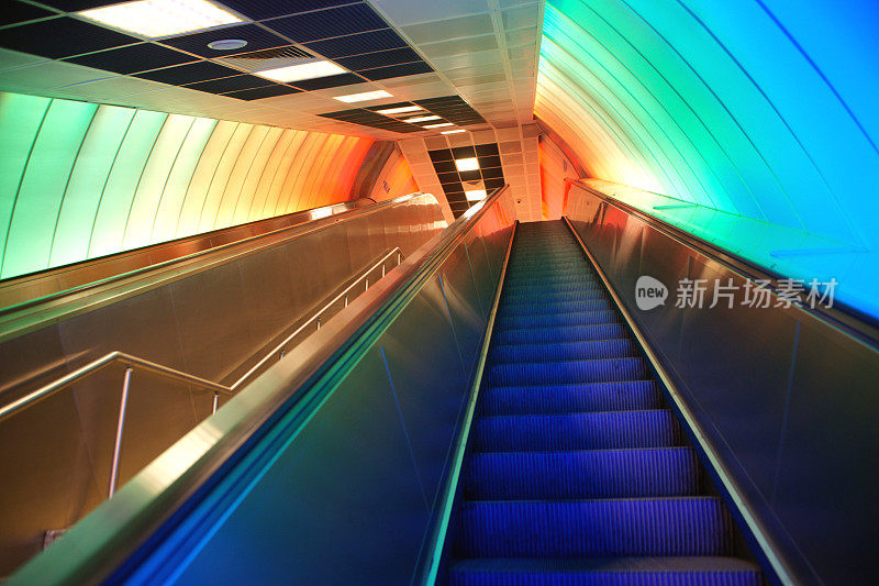 伊斯坦布尔地铁站和彩虹颜色