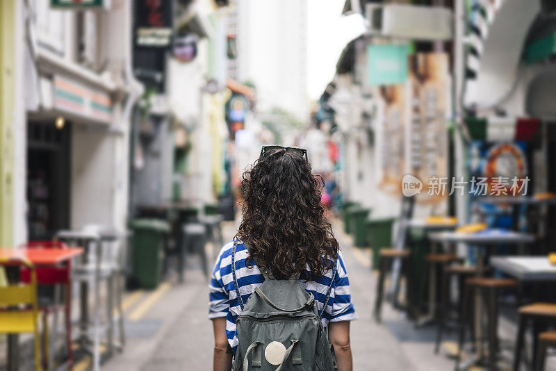 年轻的成年妇女在探索新加坡的哈吉巷