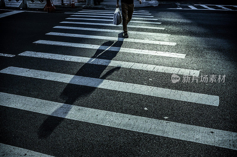 影子长长的男人过马路