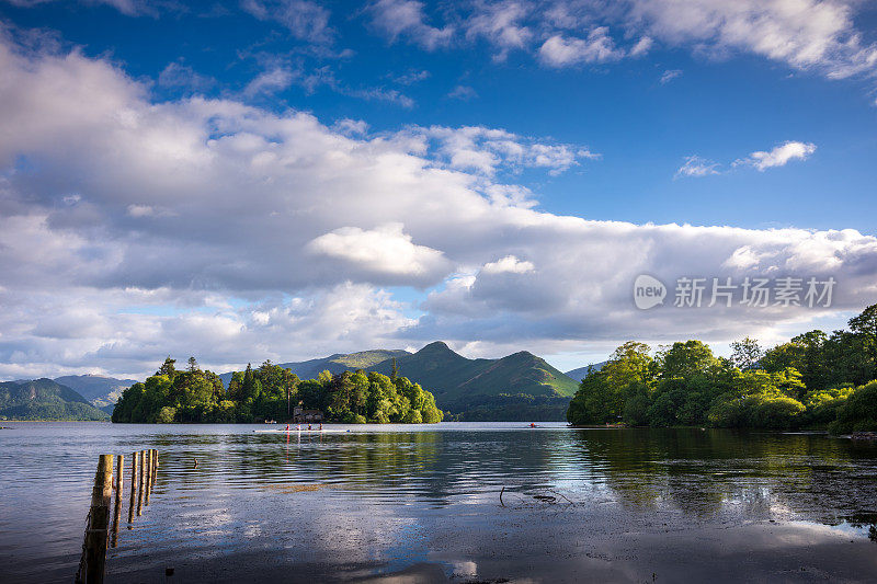 人们在英国Keswick附近的Derwentwater湖上划船