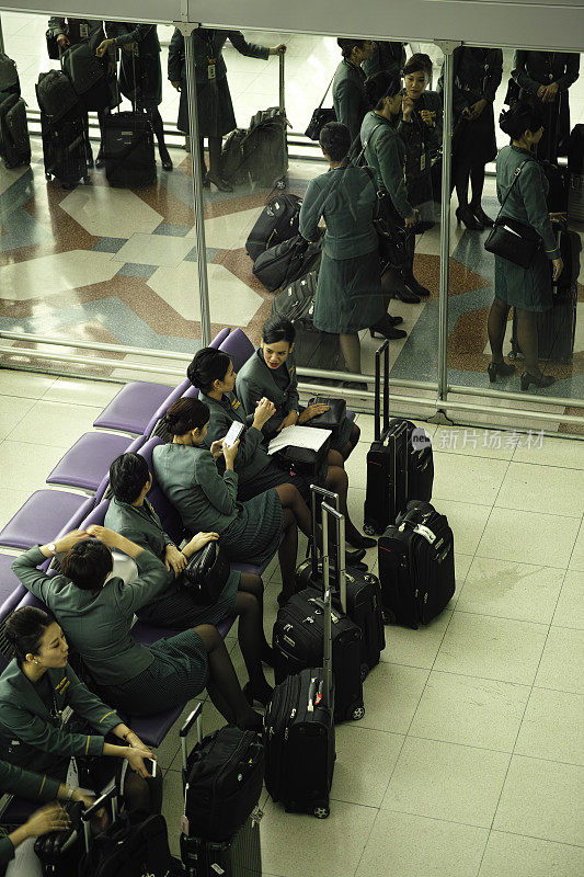 长荣航空的乘务员在素万那普机场的登机口。