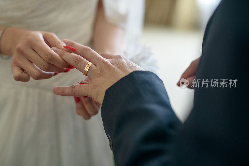 新娘为新郎戴上结婚戒指