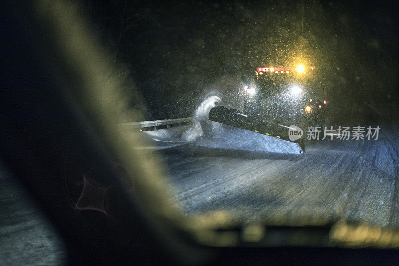 过往扫雪车盘旋冬季暴风雪雪