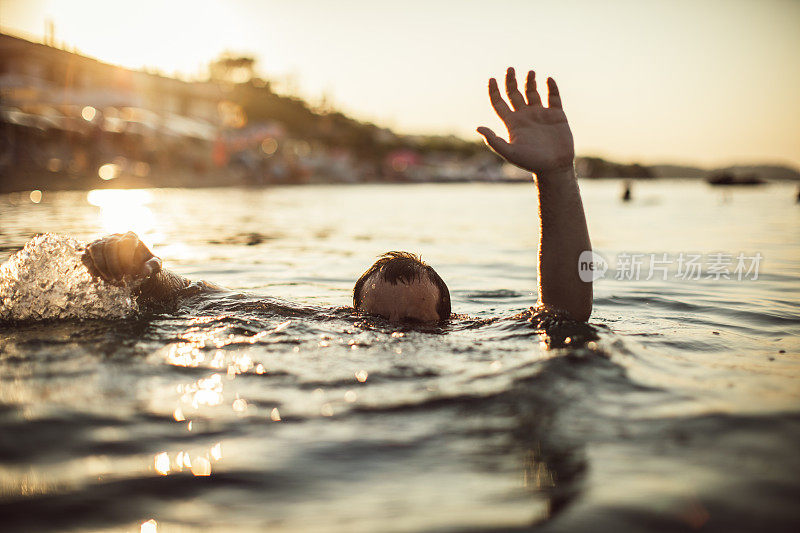 人在海中溺水