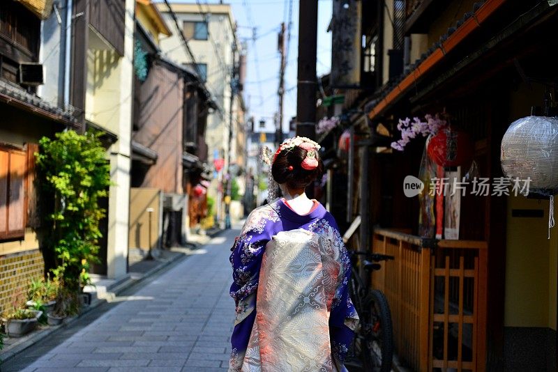 穿着舞子服装的日本女人走在京都祗园街