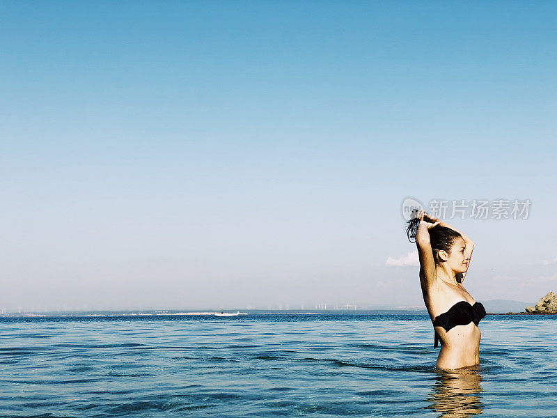 年轻女子在海里享受夏天