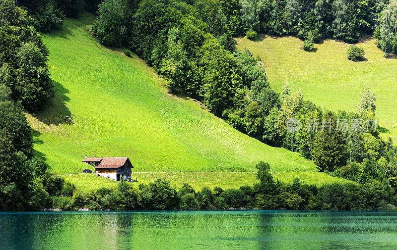 朗格湖或朗格尔西和木屋在奥布瓦尔登，瑞士