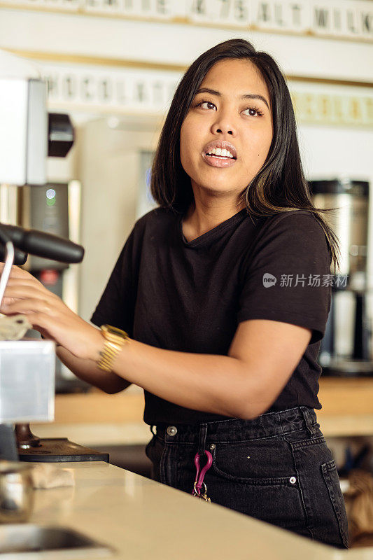 年轻的女布萨里斯塔正在煮咖啡