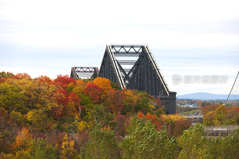 魁北克市的老桥与秋天的颜色。