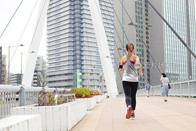 年轻女子在城市里走着