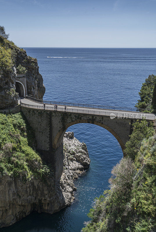 横跨意大利阿马尔菲海岸Furore峡湾的大桥