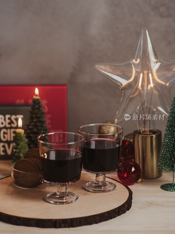 圣诞静物与礼物glögg热葡萄酒