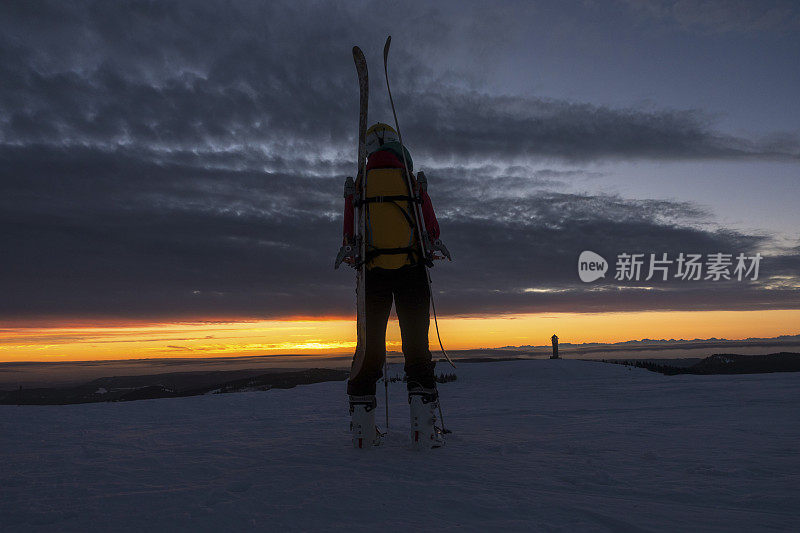 野外滑雪者在雪中走向山顶