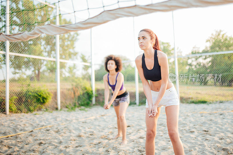 女子在沙滩上打排球