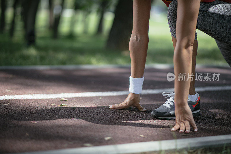 年轻女子在户外奔跑