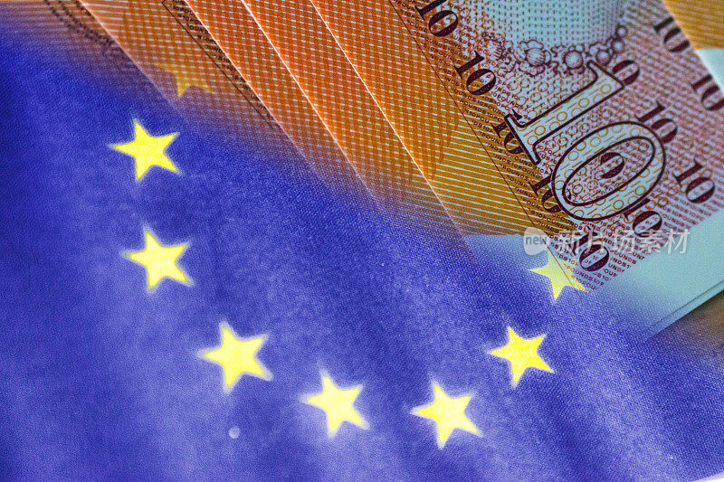 欧盟旗帜和十欧元纸币