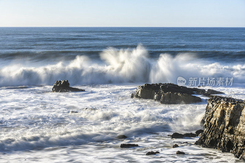 海浪冲击着海岸岩石