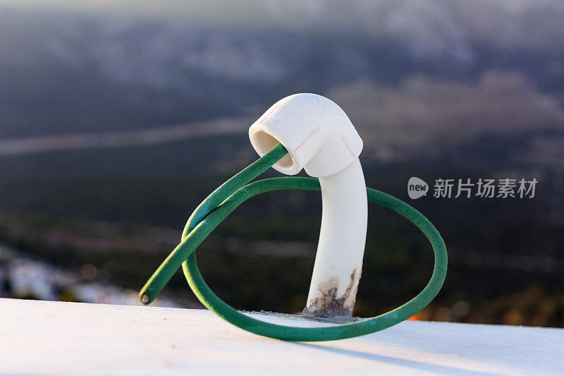 绿色电视电缆，白色塑料管