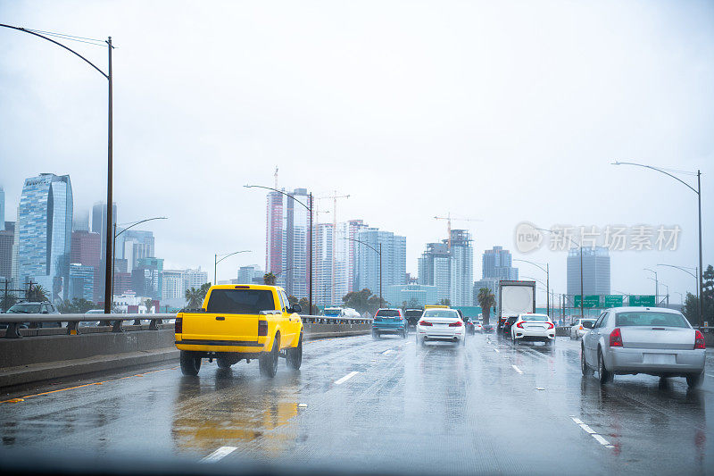 一个阴雨天的洛杉矶高速公路和城市景观