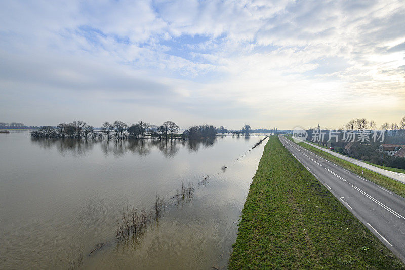 荷兰Zwolle附近IJssel河堤岸的溢洪区发生洪水