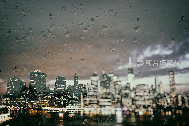 透过一扇挂着雨滴的窗户看到的纽约市